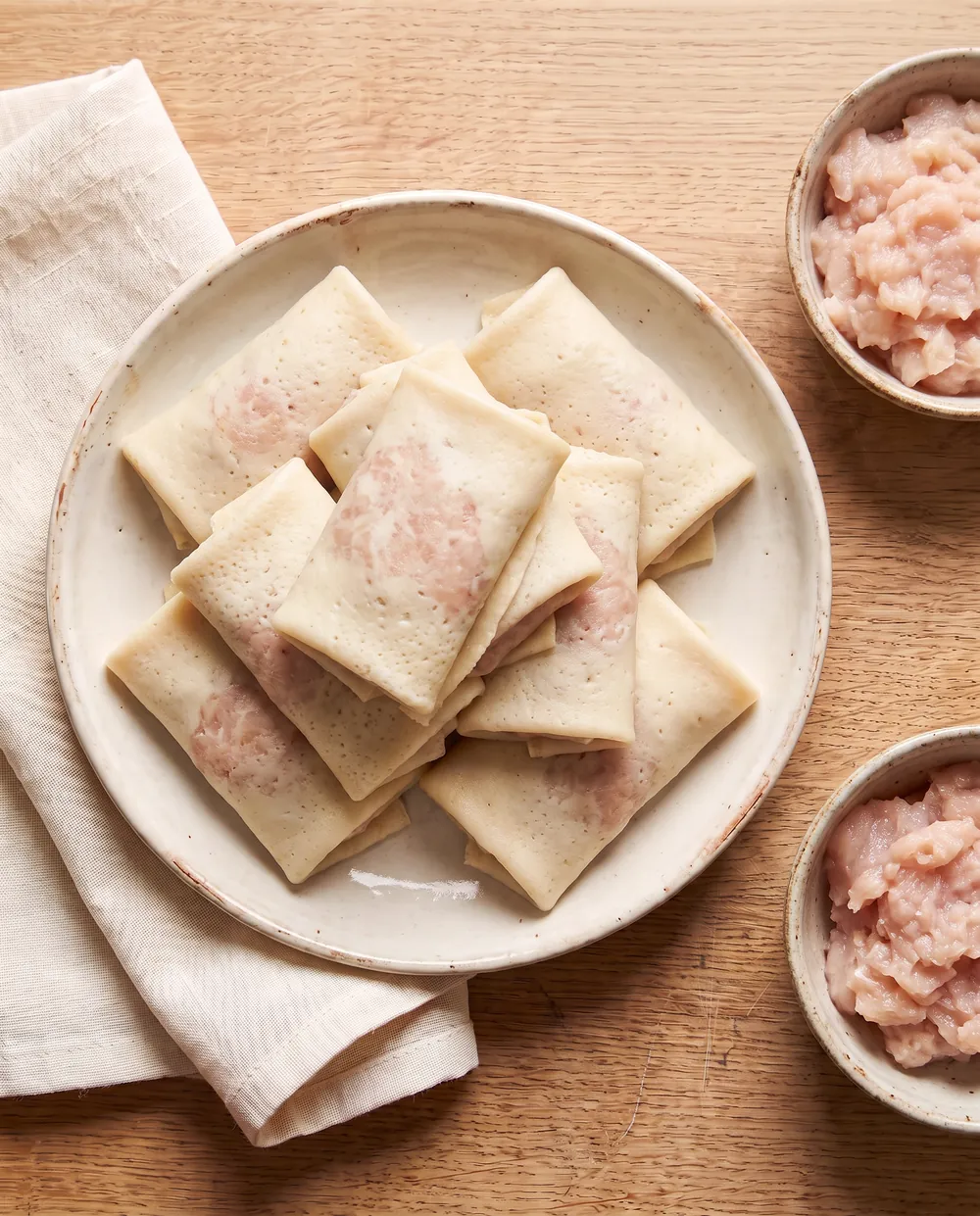 Блинчики с курицей — сырой полуфабрикат, ручная лепка