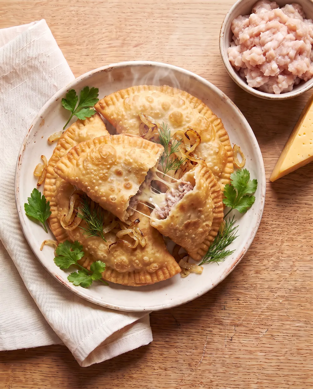 Чебуреки с мясом и сыром — в готовом виде, подача